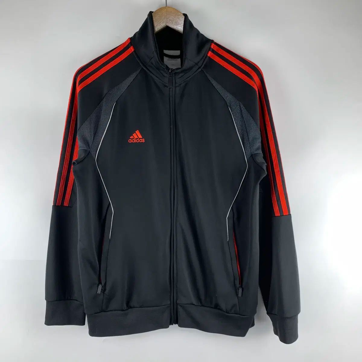 adidas ジップアップナイロンジャケット 黒赤 A/M-L アディダス 赤黒ライン3Dロゴ ナイロンジャケット ジャージ 男性