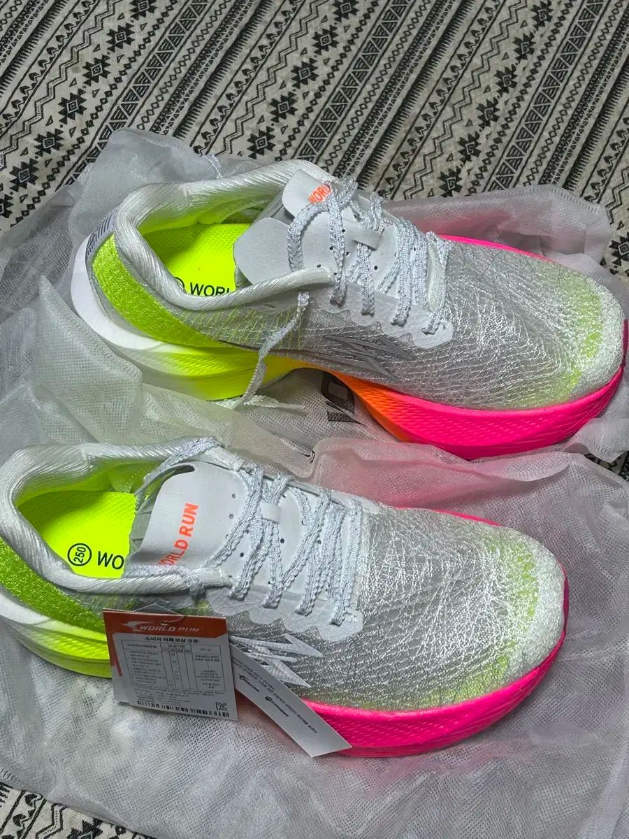 ランニングシューズ カーボン シューフライライト2