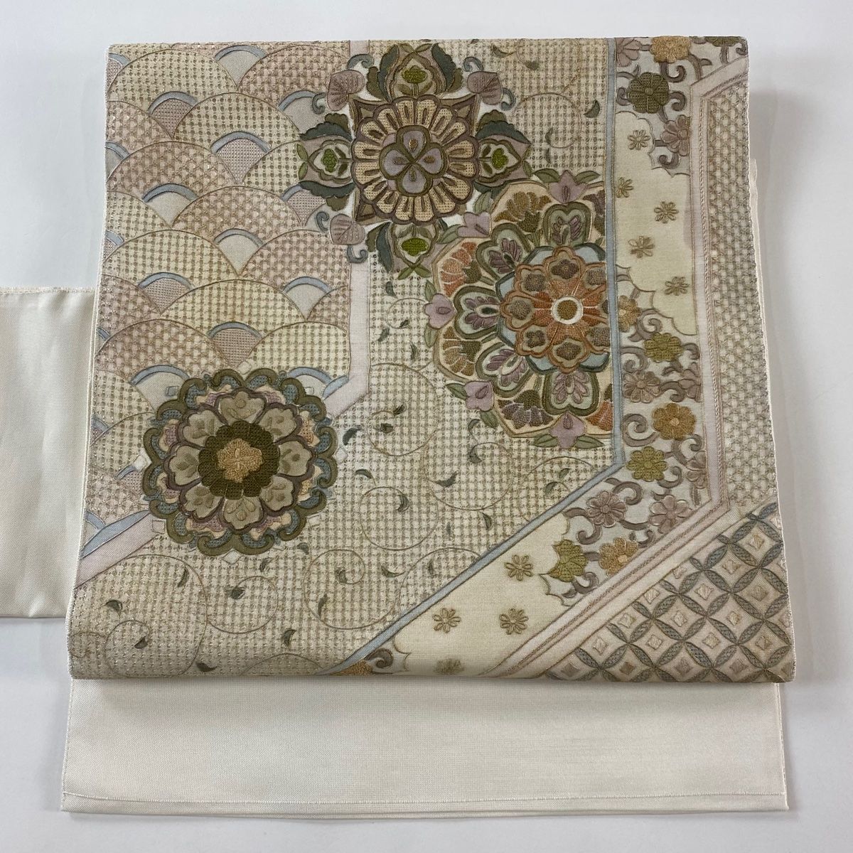 付け帯 秀品 作り帯 華文 唐草 刺繍 金彩 クリーム 正絹