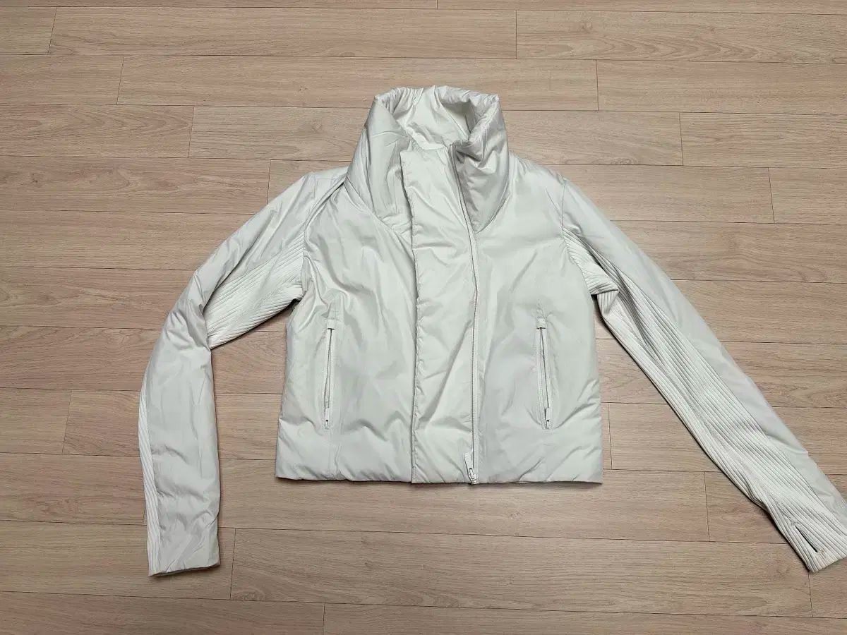 ルルレモン ダウンジャケット 保管のみ 自宅で した程度