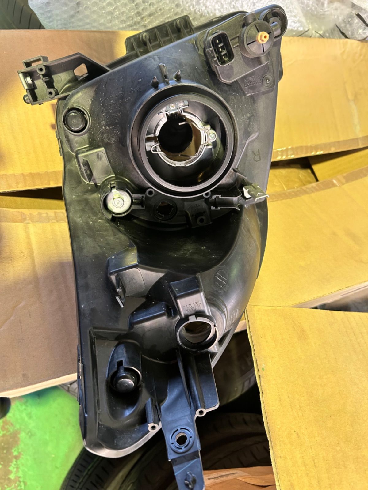 スズキ・ディザイアの右ヘッドライト ngp-parts-o-store_60403-24017594
