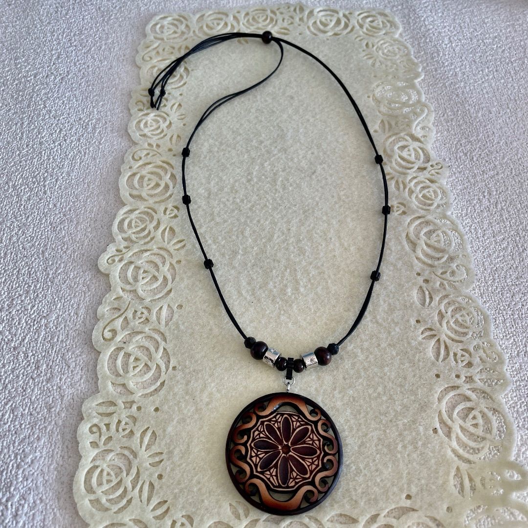 アイヌ　首飾り アイヌ紋様 木彫り 611大 ペンダント - メルカリ