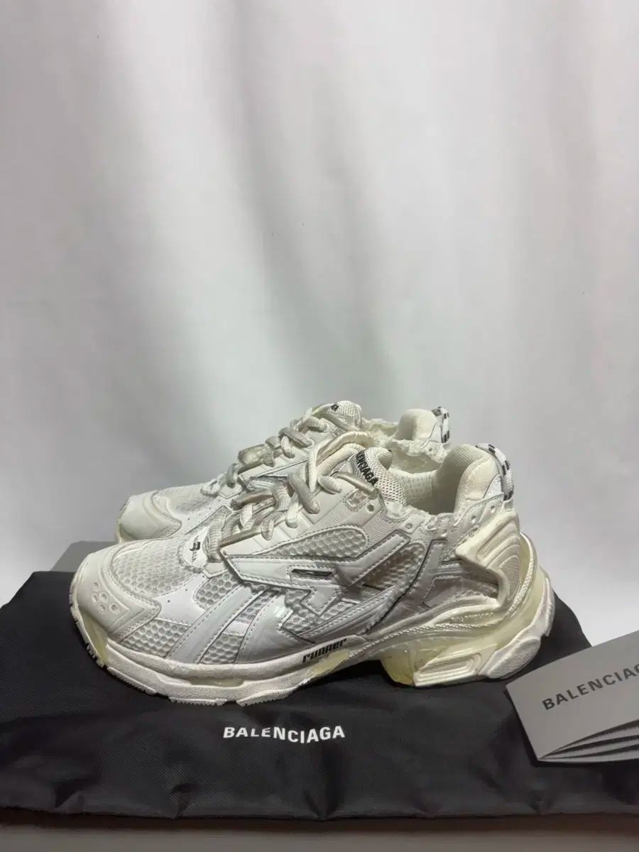 BALENCIAGA