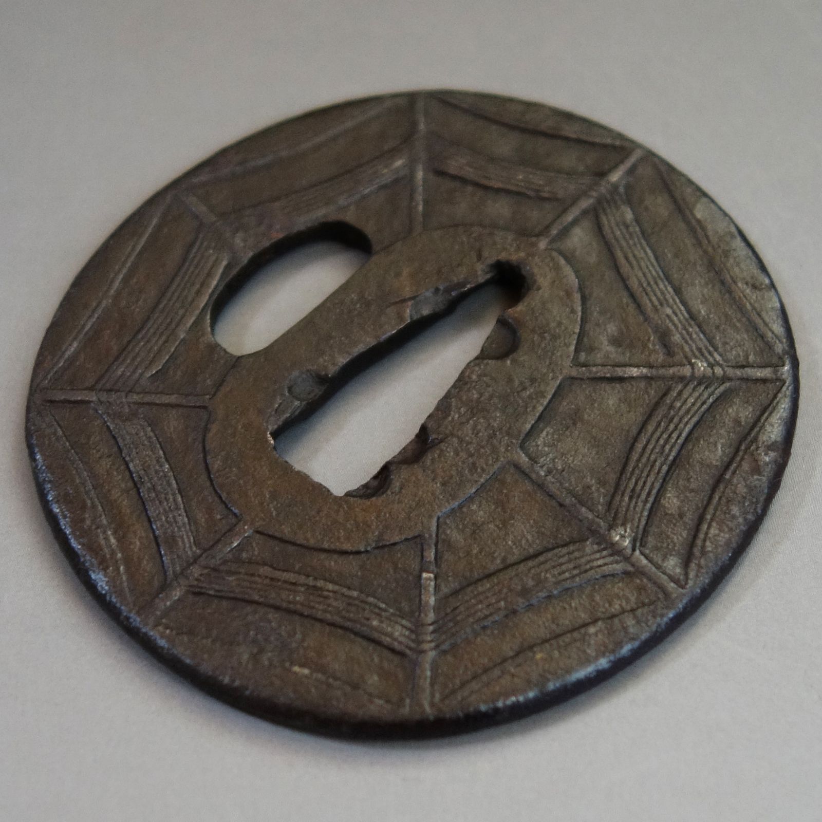 鍔 鉄地 鋤出彫 蜘蛛の巣図鍔 日本刀 刀装具 鐔 骨董 古美術 Ac25090901 IMPECCABLEHEALTHCARESERVICES_COM