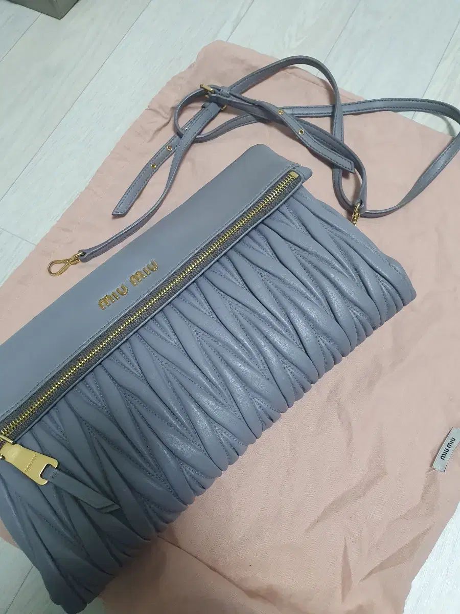 MiuMiu●ナッパクラッチクロスバック BUYMA VINTAGE 中古 MiuMiu○ナッパクラッチクロスバック