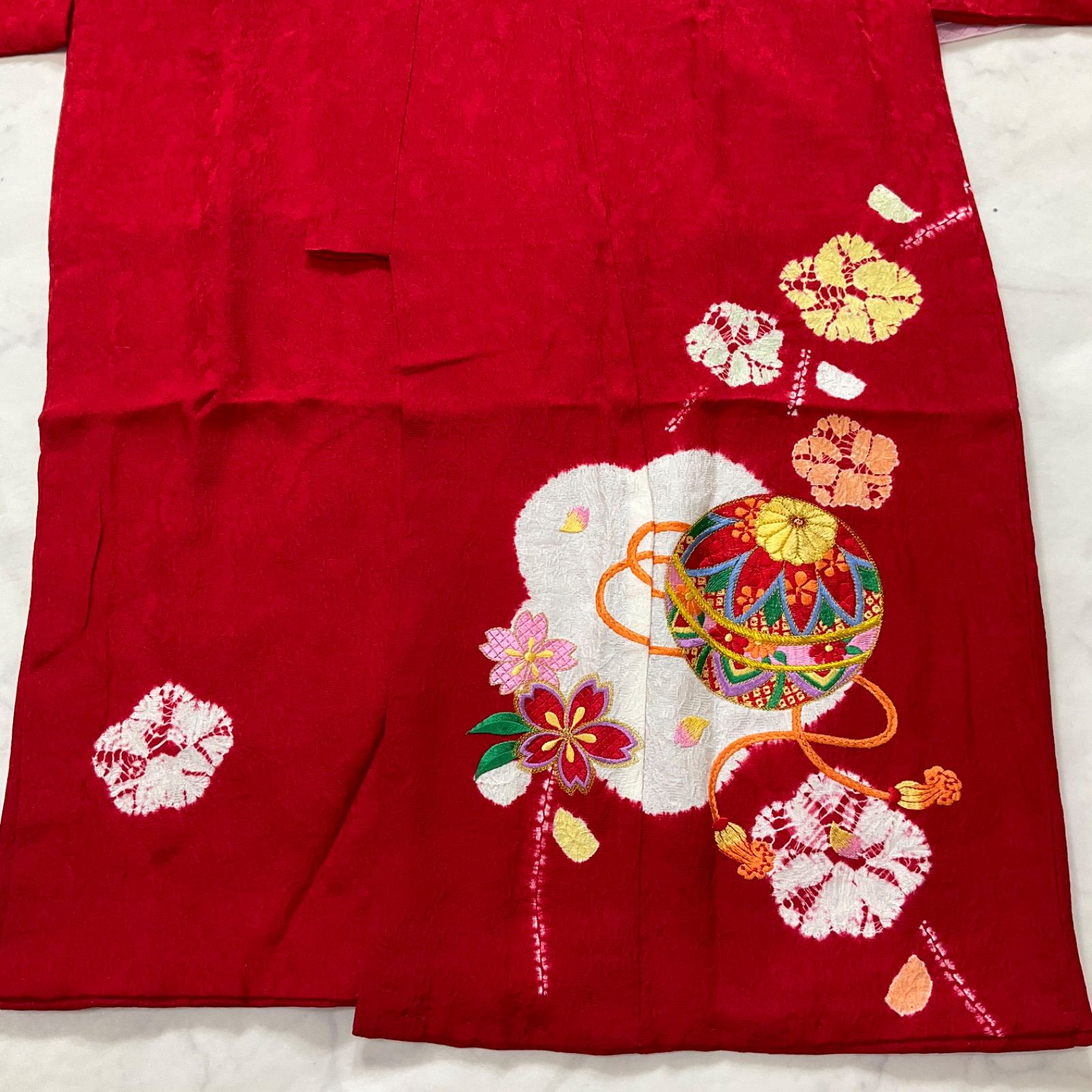 one◆ 同然◆7歳くらい用◆女の子着物◆紅色◆正絹◆子供着物◆手絞りと刺繍◆パック襦袢付き◆七五三◆袷◆裄59.5㎝肩丈128.5㎝◆七五三お詣り女の子着物こどものひお正月卒業式十三詣り◆G310