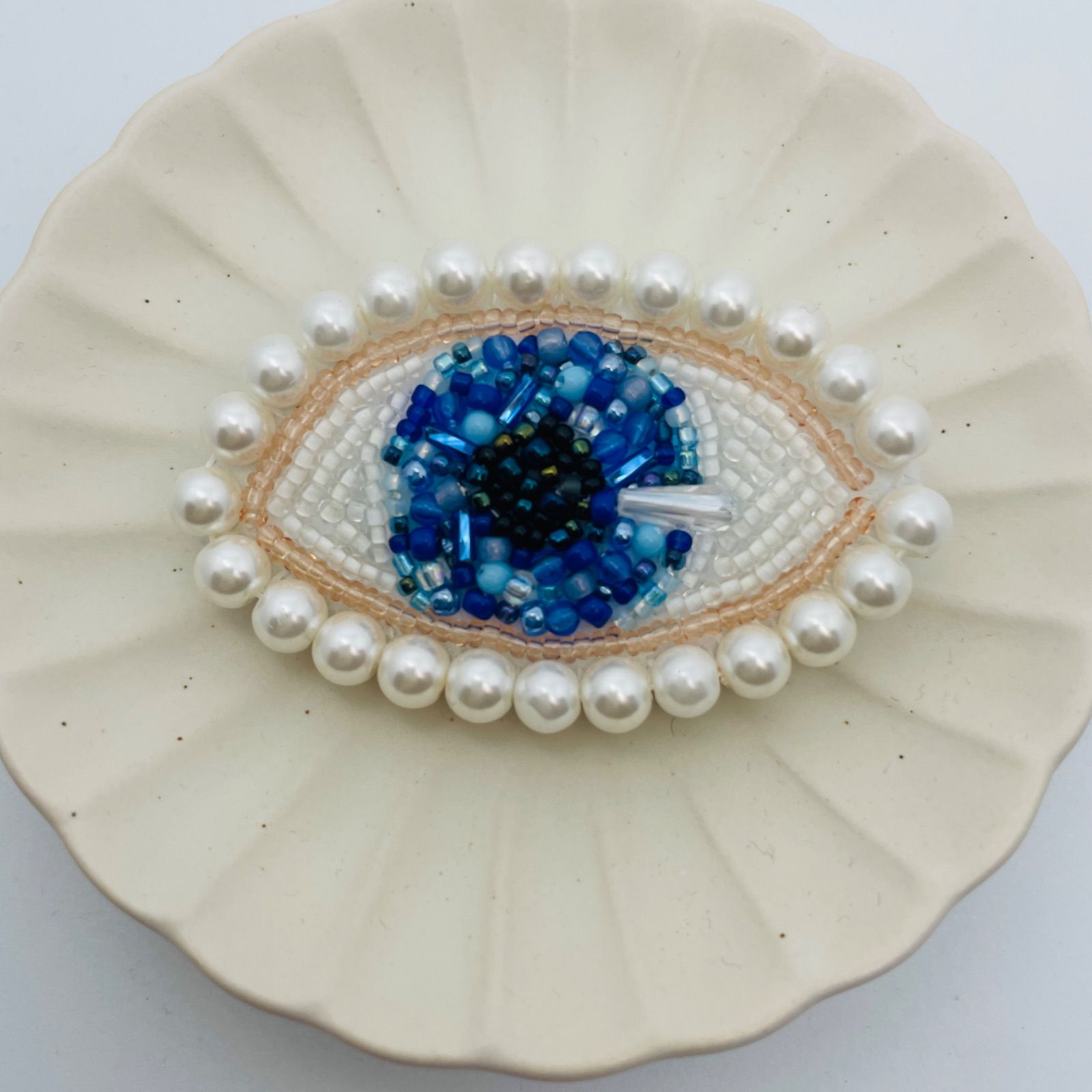 ビーズ刺繍ブローチ ブルーアイ メルカリShops
