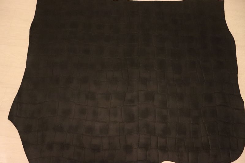 ブラック 130ds ヌメ革 ショルダーレザー 牛革 イタリア レザー クロコ型押し はぎれ 一枚革 レザークラフト 革 皮 本革 diy 生地 材料