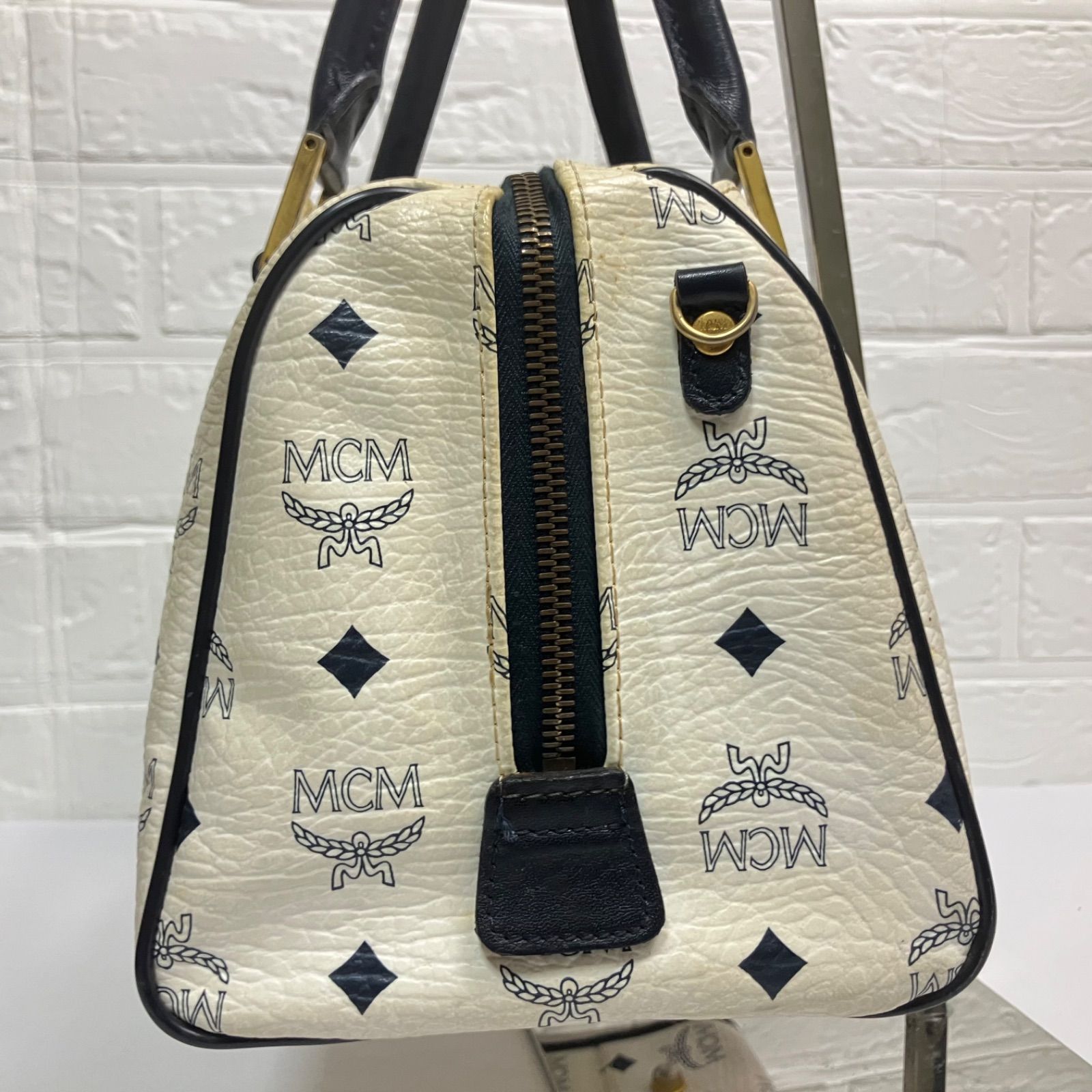 MCM ヴィセトス柄　ホワイト　ミニボストンバッグ　手持ち　レザー本革 MCM エム シー ヴィセトス モノグラム ミニボストンバッグショルダー