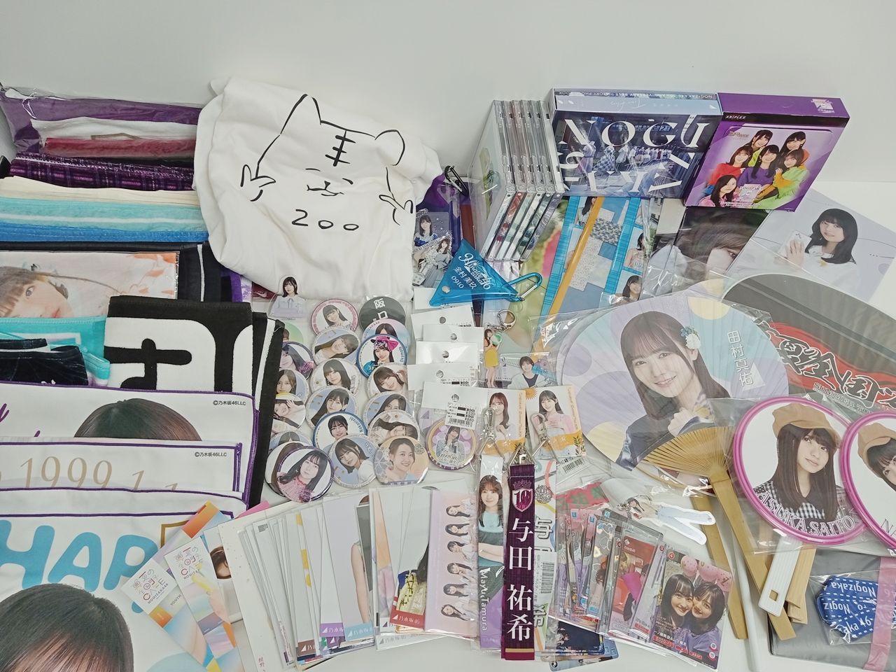 乃木坂46 グッズ まとめ クリアファイル タオル うちわ 缶バッジ CD 他 M-5091