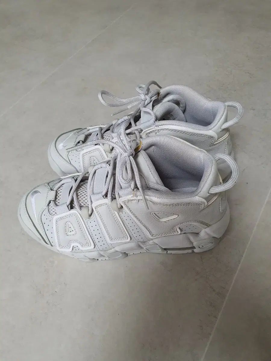 ナイキ 230 アップテンポ ライトボーン