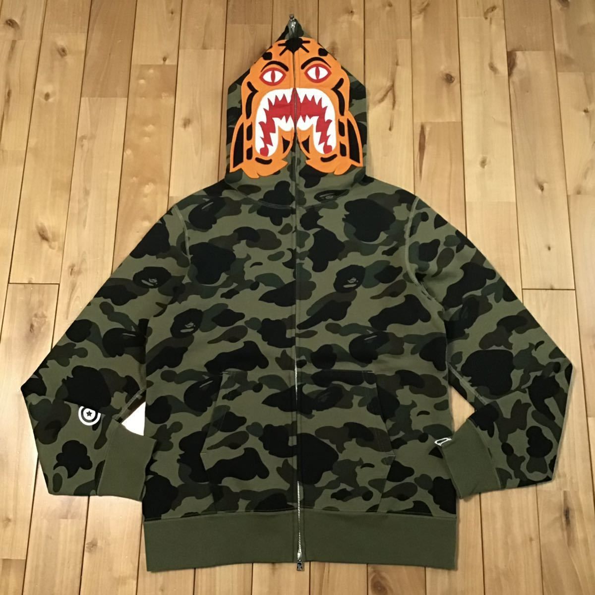 【美品】A BATHING APE 1st カモ　パーカー　Lサイズ　グリーン 1st camo green タイガー パーカー Lサイズ Tiger full zip hoodie a