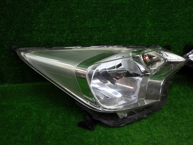 車 トヨタ NCP120/125 ラクティス 前期 ヘッドライト左右 ハロゲン 52