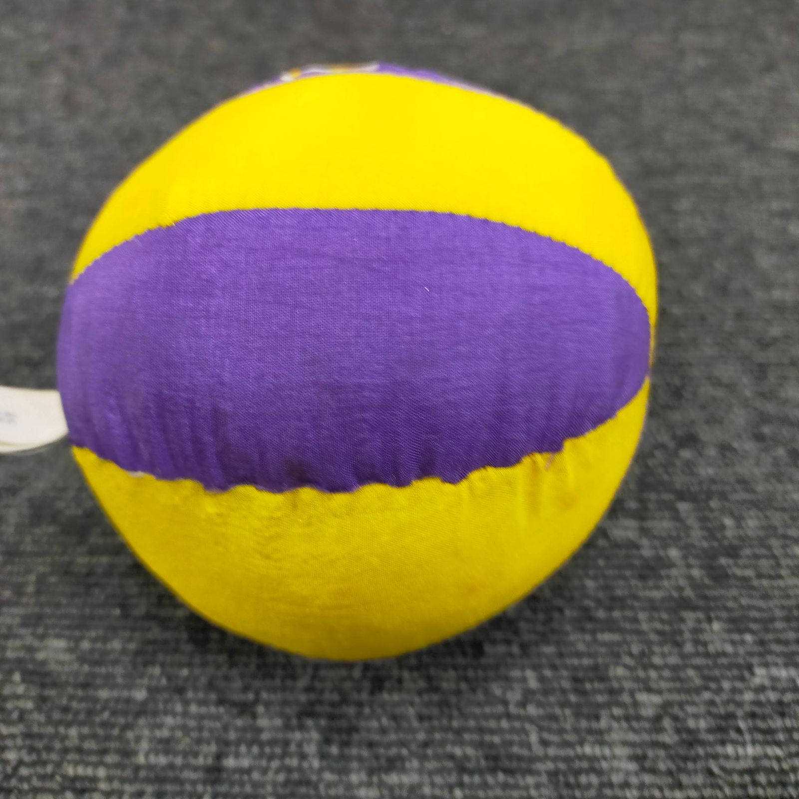 E19-20250214-09 LOS ANGELES LAKERS ミニクッション NBA ボール 直径