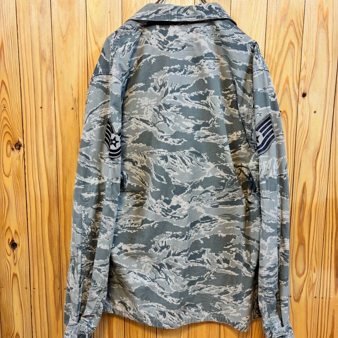 本物実物　ＵＳエアフォースユニフォーム　ミリタリージャケット 古着】ミリタリージャケット(US-AIRFORCE)XL カモフラ エア