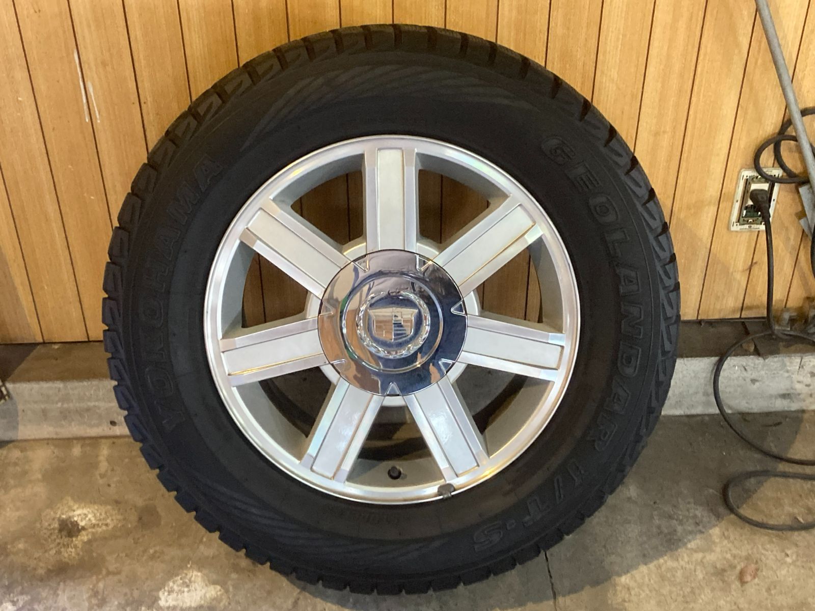 03yキャデラックエスカレード 純正の17インチスタッドレスホイール