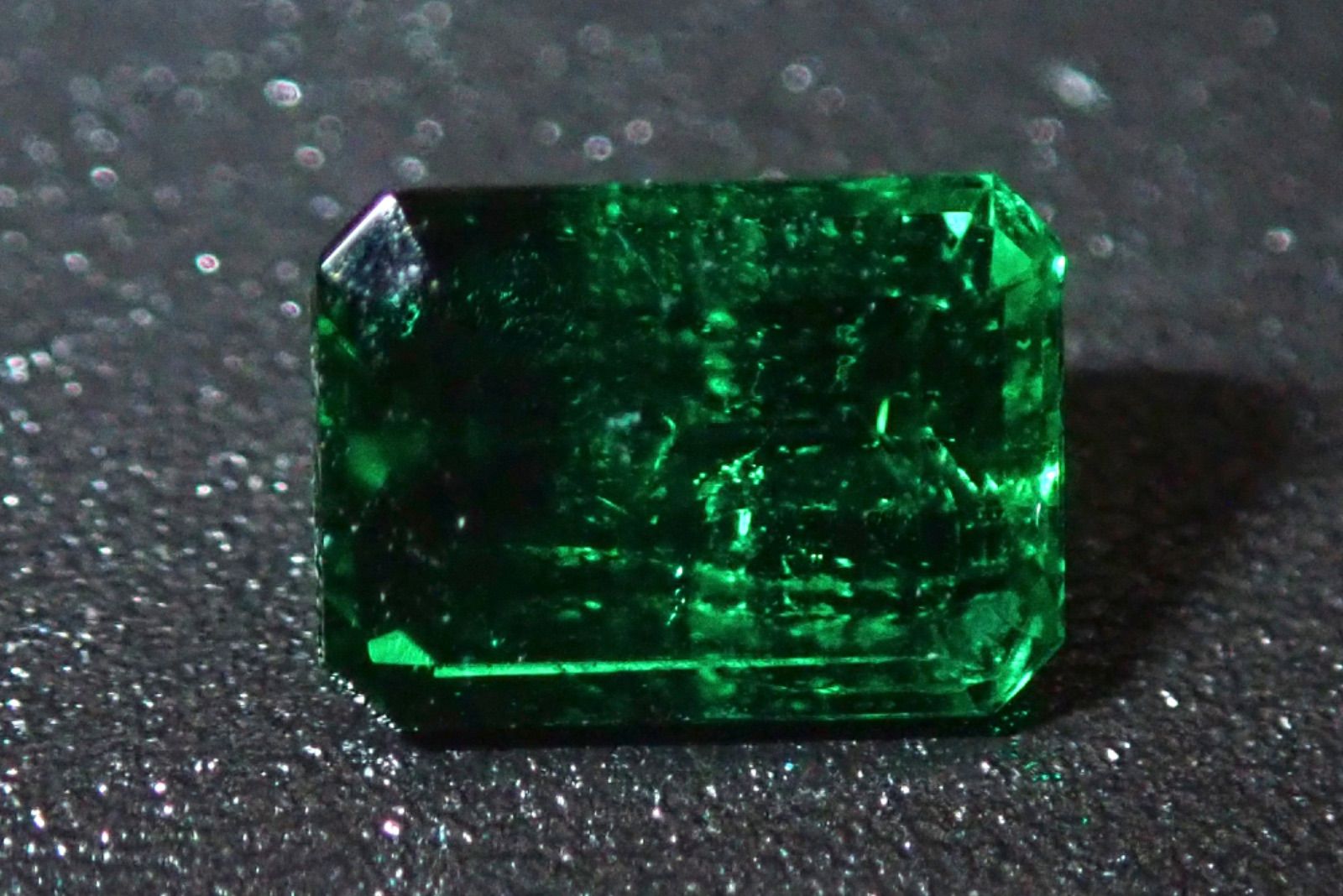 天然エメラルド ノーオイル 0.294ct  4.60-3.40×2.55mm 鑑別書付き！
