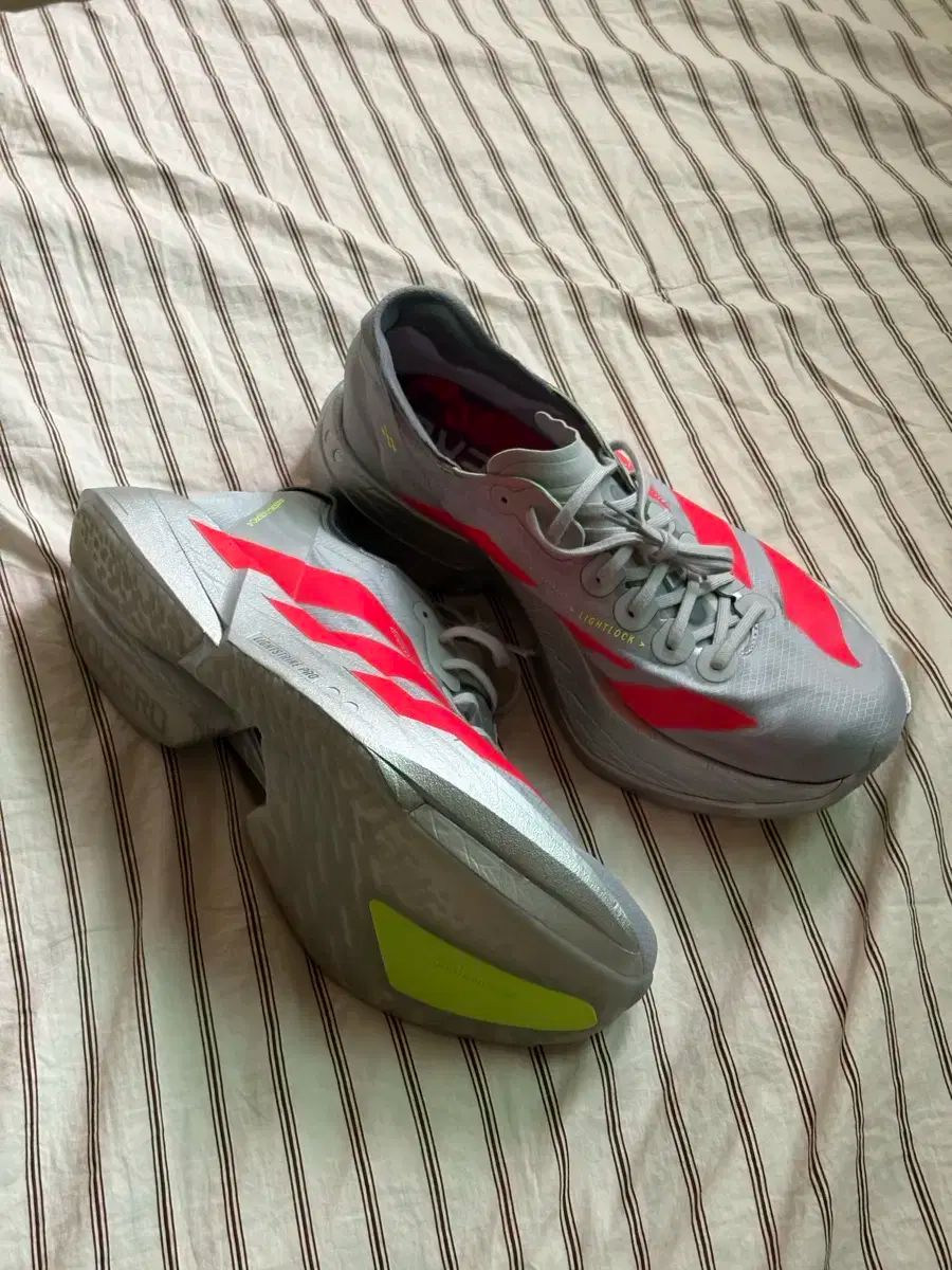 空気感のある 270 adidas アディダス アディジェ アディオス プロ 4 メタリックシルバー お見逃しなく。