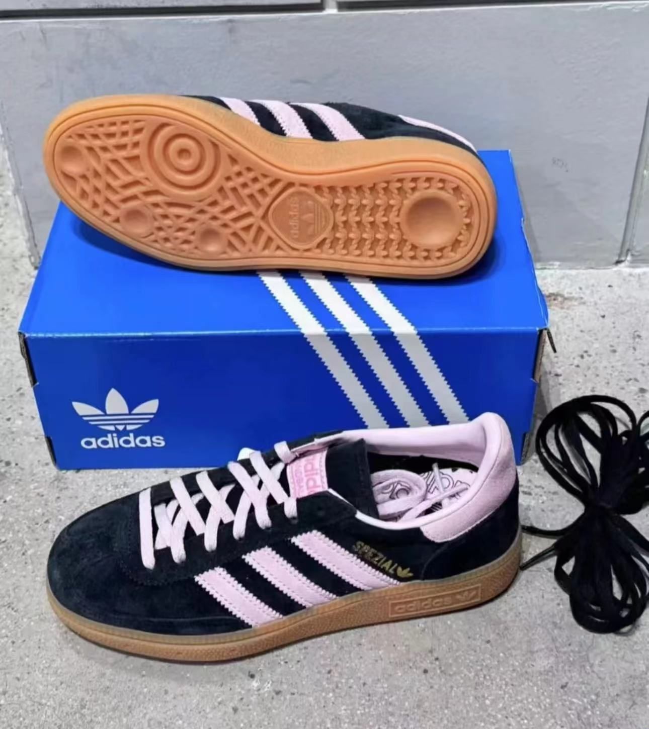 新品 adidas ハンドボール スペツィアル Handball Spezial レディース スニーカー Core Black/Clear Pink/Gum