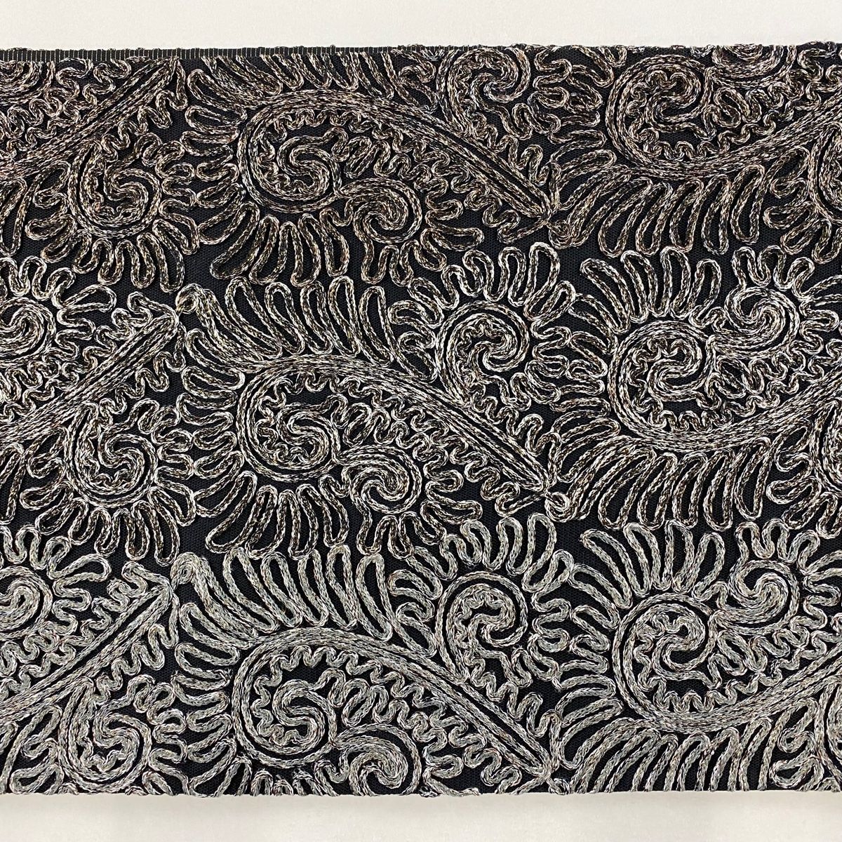 袋帯（無月・落款・全通・正絹） 袋帯 美品 名品 無月 落款 幾何学 刺繍 黒 全通 正絹 【中古