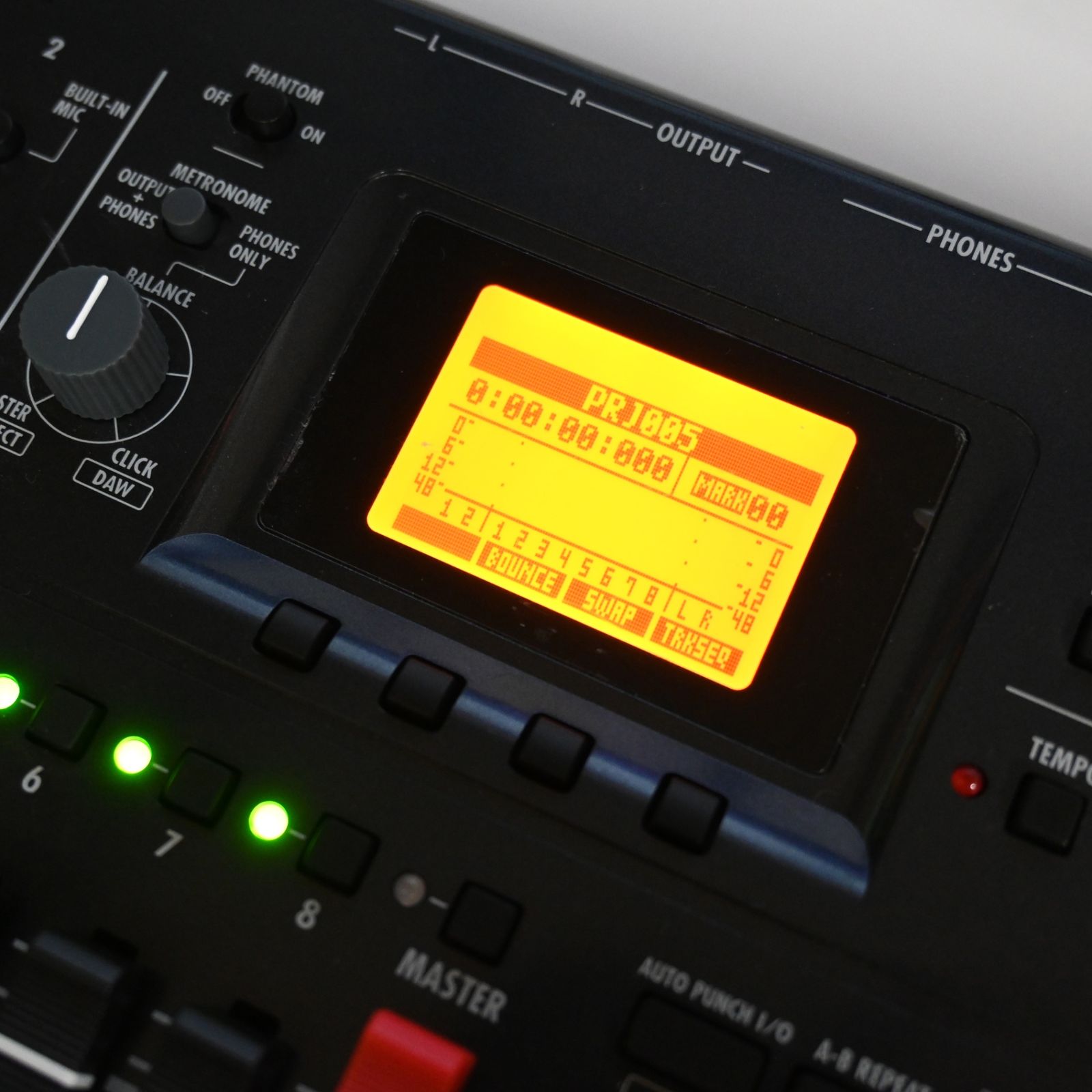 ZOOM R8 マルチトラックレコーダー 箱、付属品全て、フットスイッチ　ケース ○ ZOOM R8 マルチトラックレコーダー＋ FS 01フットスイッチ