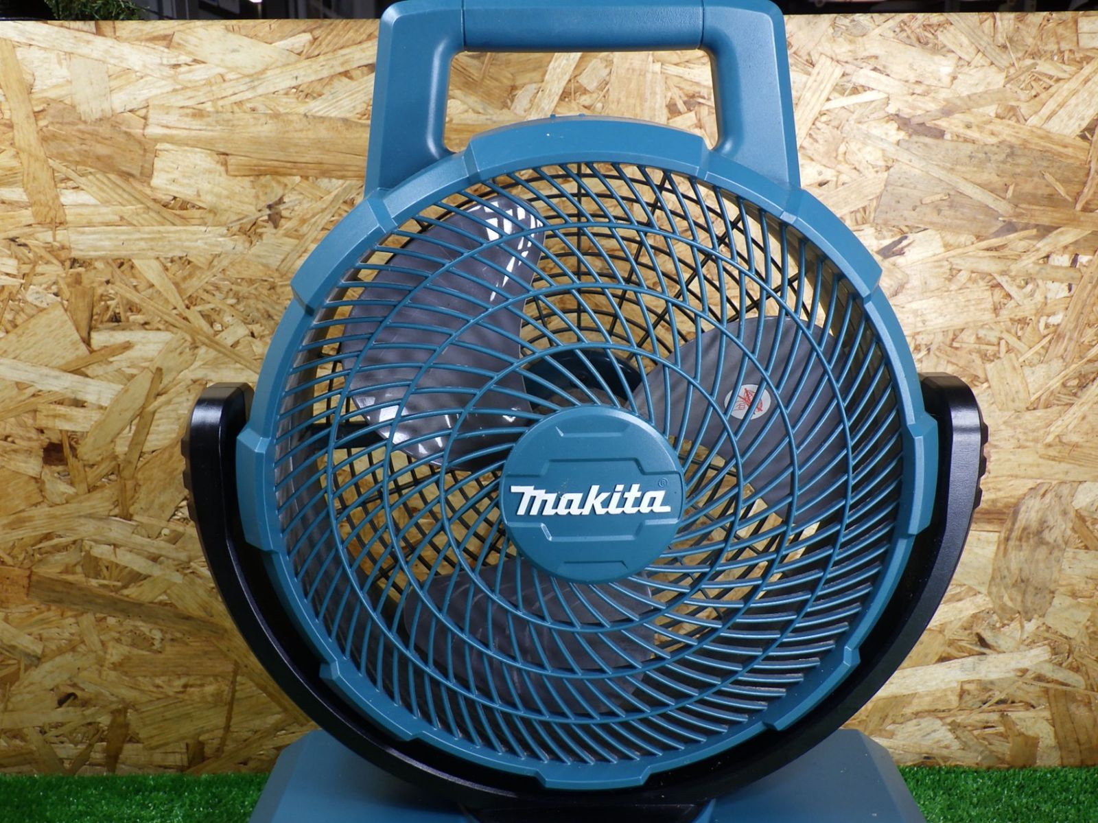 暑い時期に マキタ 14.4V 18V ファン CF203D 青 充電式 電動工具 makita 品