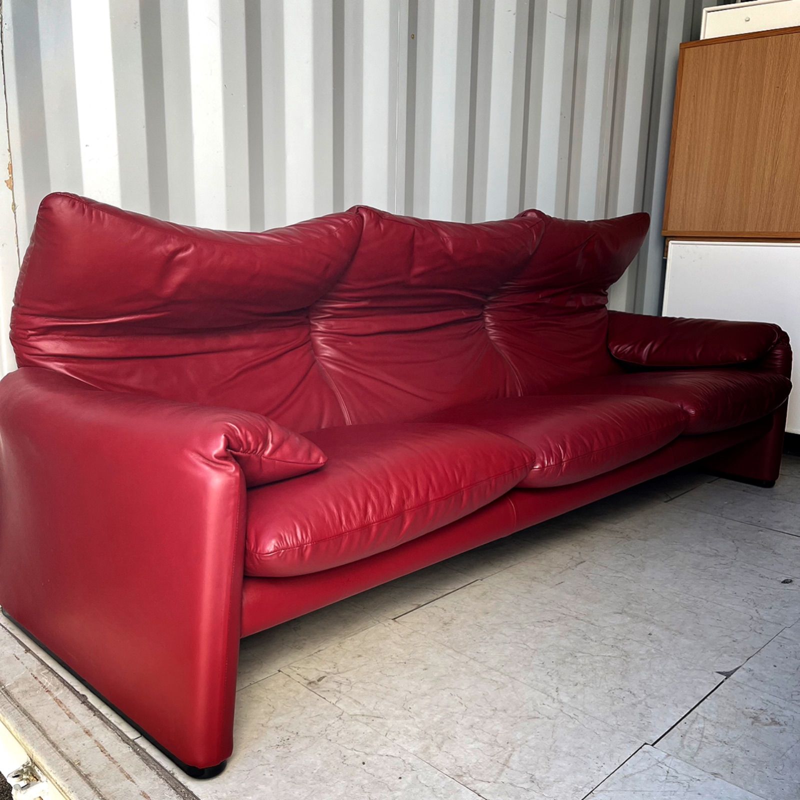取付無料！マラルンガ 高級 おしゃれインテリア本革レッド3人掛けソファ✨ ソファ 3人掛け 総革 本革 レザー ソファー チェスターフィールド 高級