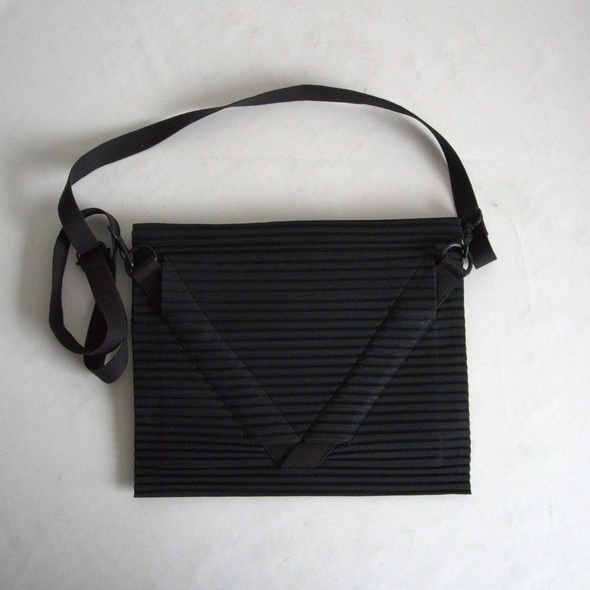 ISSEY MIYAKE プリーツバッグ ブラック プリーツプリーズ イッセイミヤケ ワンショルダーバッグ