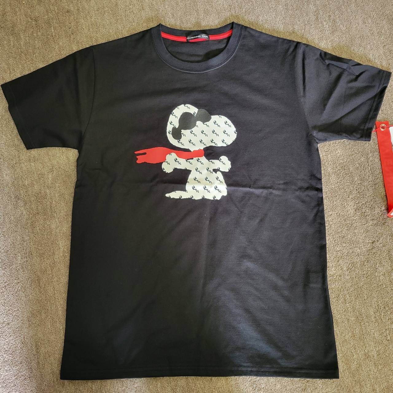 VIVIENNE TAM スヌーピー フライング エース ヴィヴィアンタム スヌーピー Tシャツ レディース ブラック 黒 洋服 ファッション 綿100％