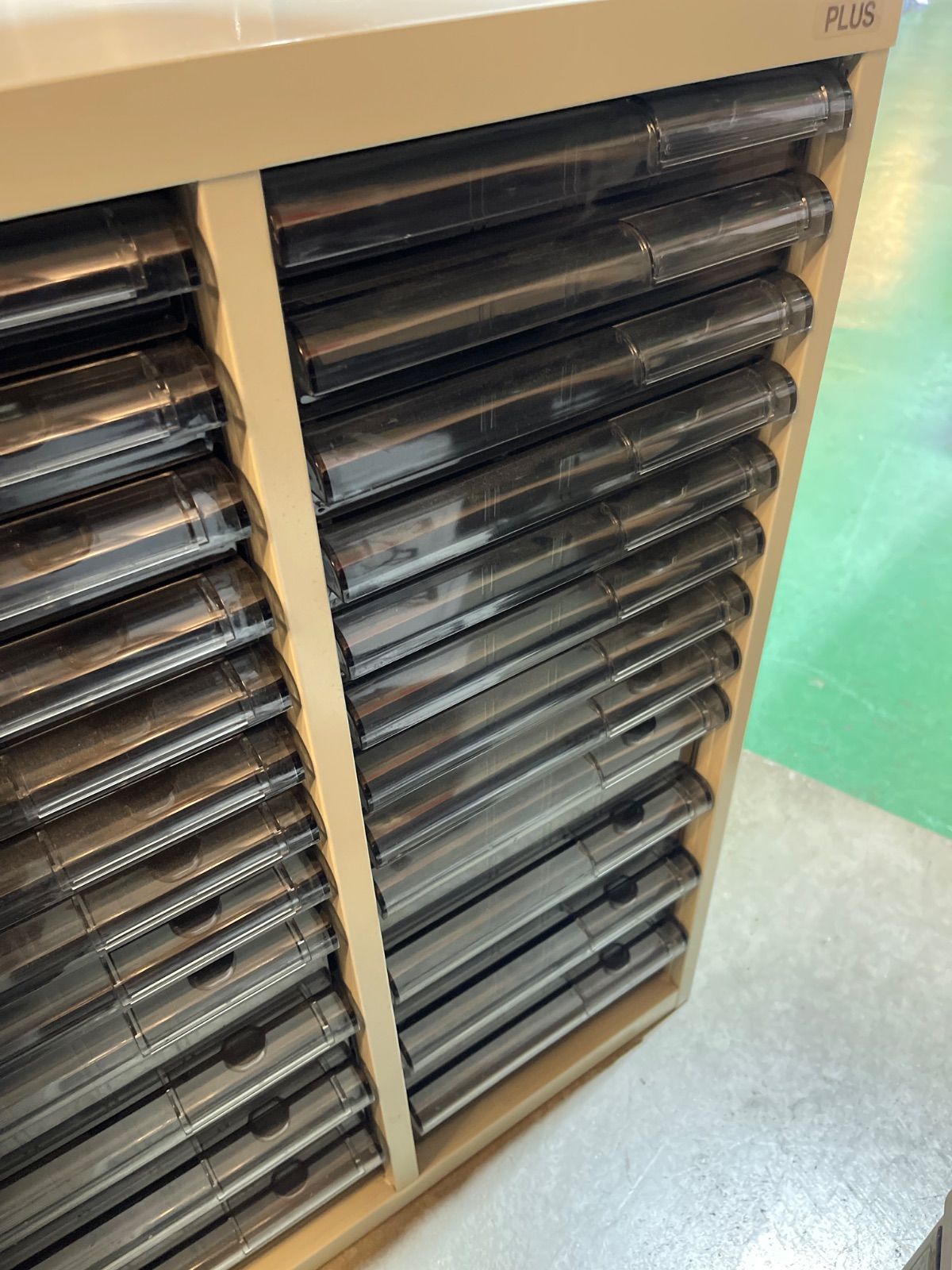 オフィス家具 倉庫前