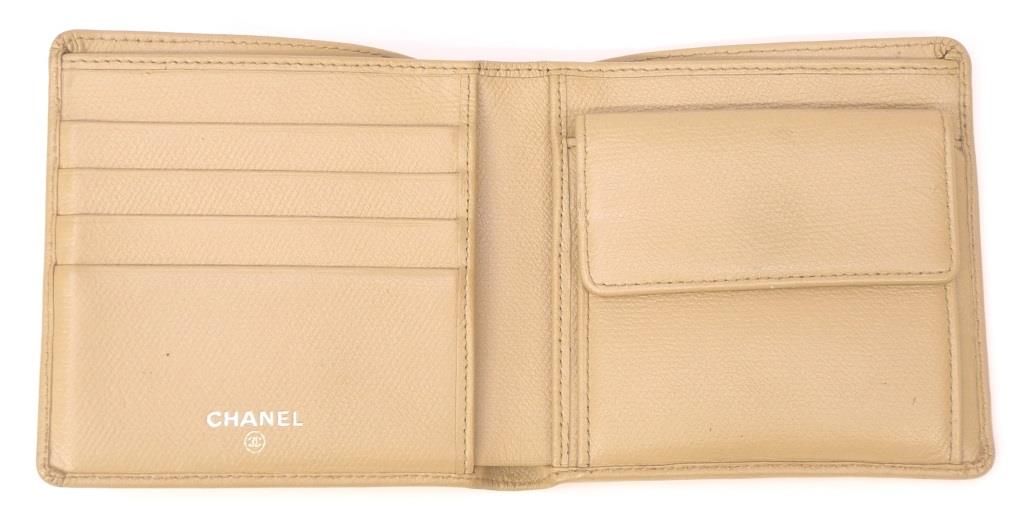 CHANEL ベージュ レザー二つ折り財布 シャネル CHANEL 二つ折り財布 ベージュ レザー - メルカリ