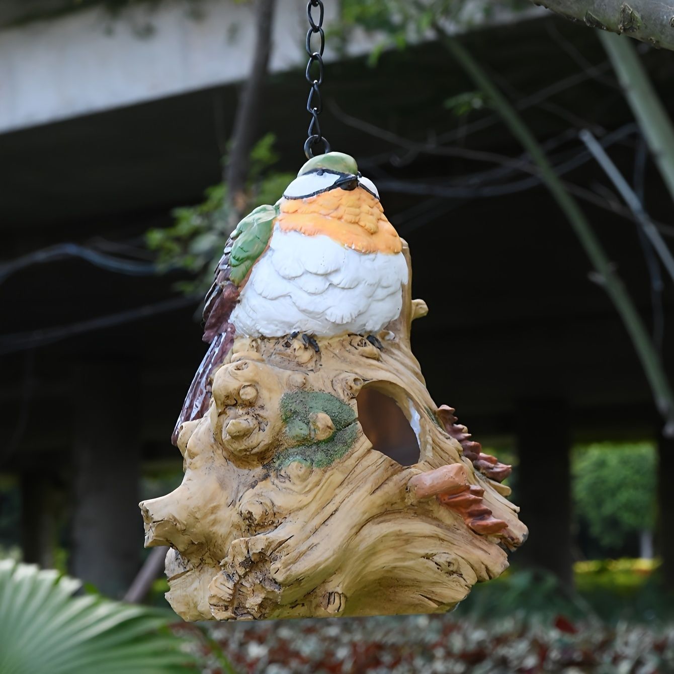 巣箱 鳥の巣 鳥の巣箱 バードハウス バードルーム 鳥用品 鳥かご 巣箱 庭園 自然 装飾 ぶら下げ 吊り下げ 休憩所 切り株に止まっている小鳥型 樹脂 インテリア ガーデニング