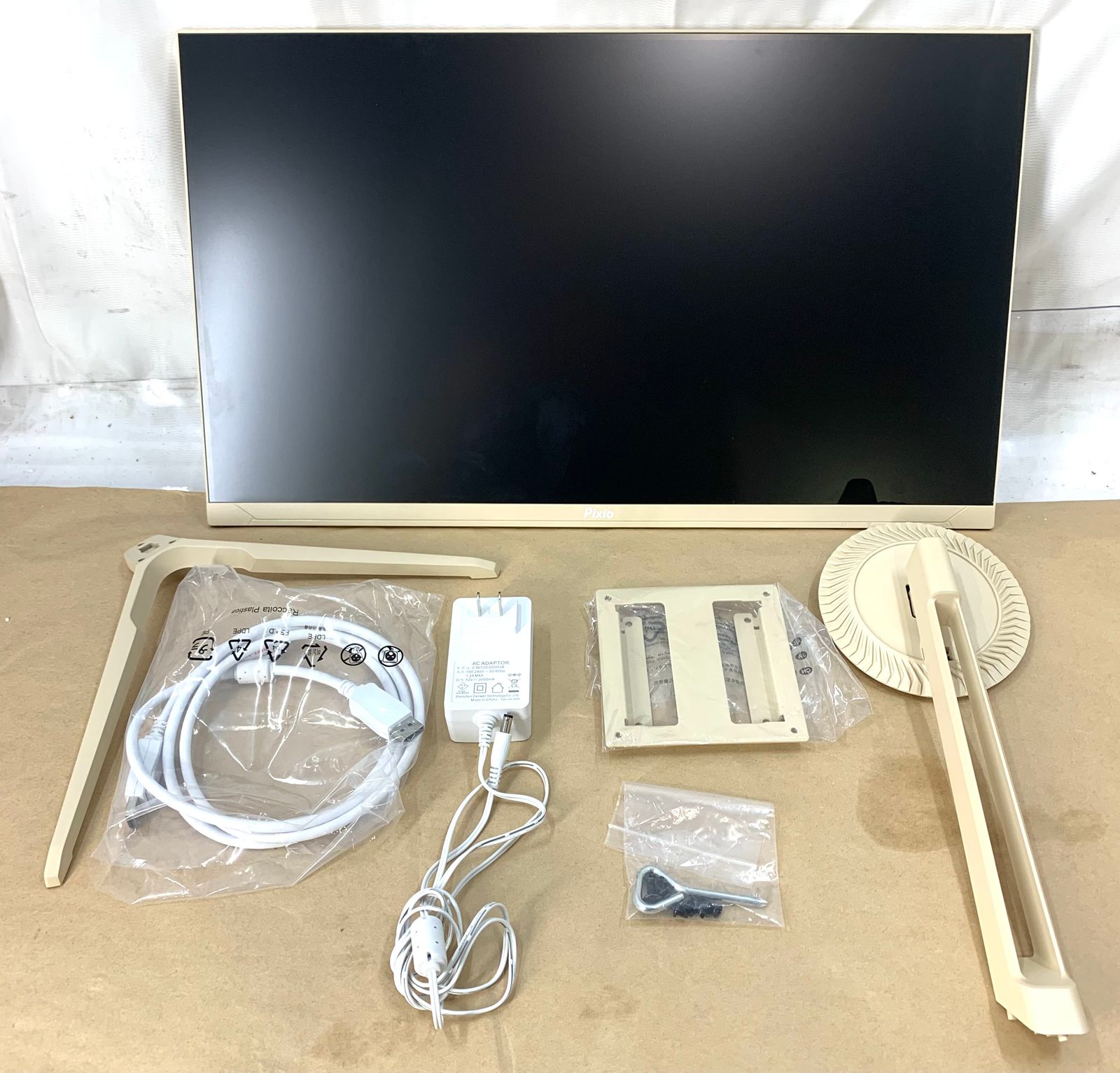 Pixio ディスプレイ 本体 ベージュ Pixio、23.8型ゲーミングモニターに