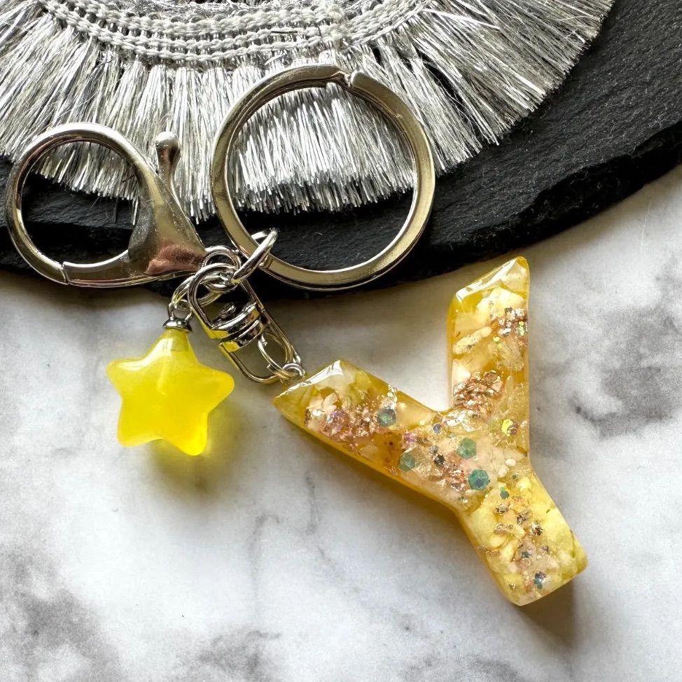 amber stone☆yellow レジンイニシャルキーホルダー Y - メルカリ