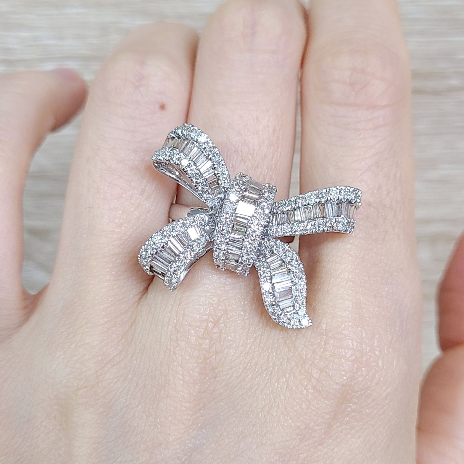 大人可愛い！リボン モチーフ 1ct ダイヤモンド K18 WG リング 鑑別付 