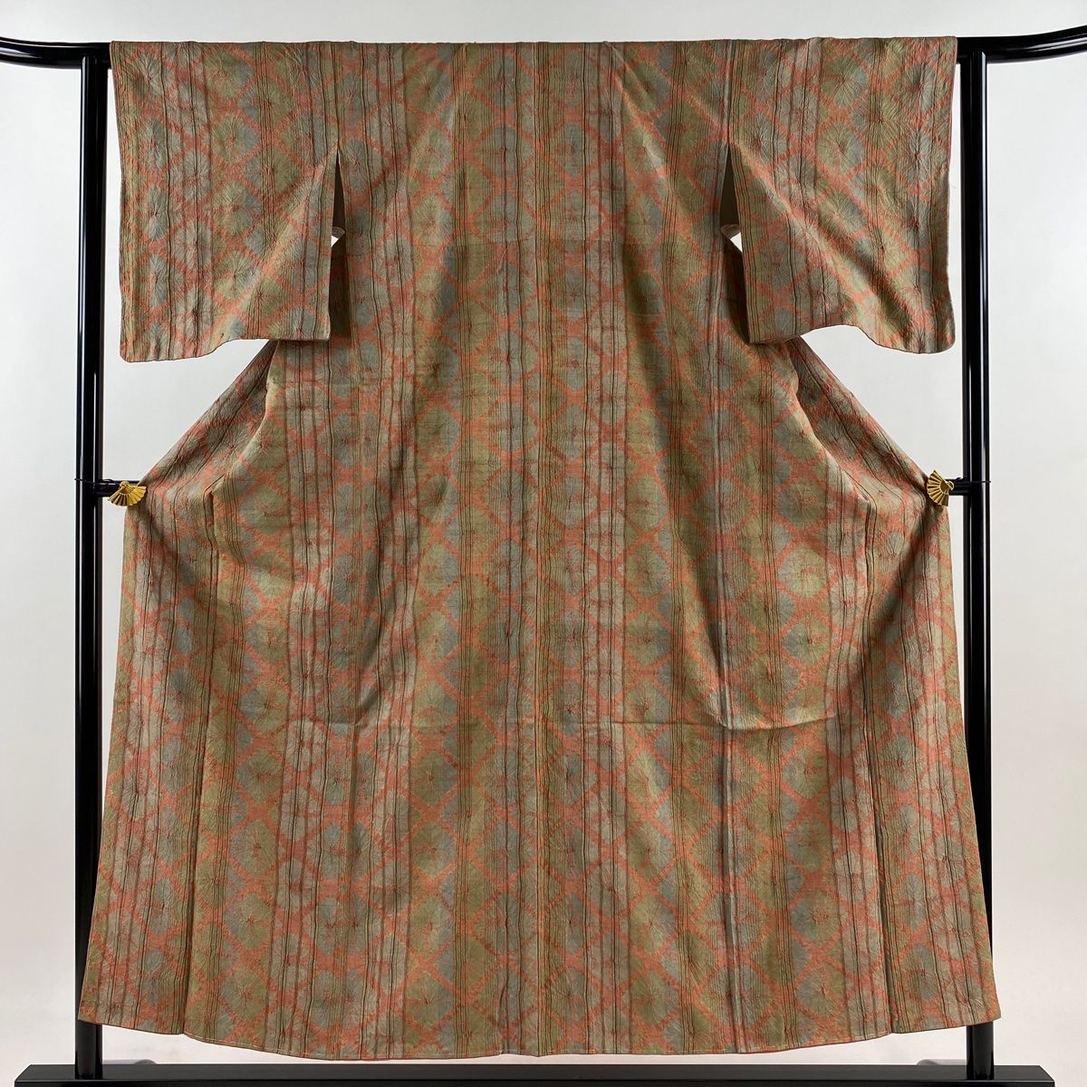 小紋 身丈154cm 裄丈62.5cm S 袷 紬地 菱 縦縞 絞り サーモンピンク 正絹 秀品