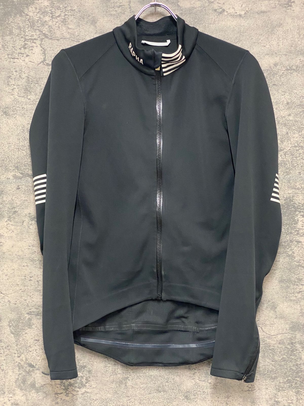 IY090 ラファ Rapha PRO TEAM SOFTSHELL JACKET 長袖 サイクルジャケット 黒 襟元にほつれや毛玉あり
