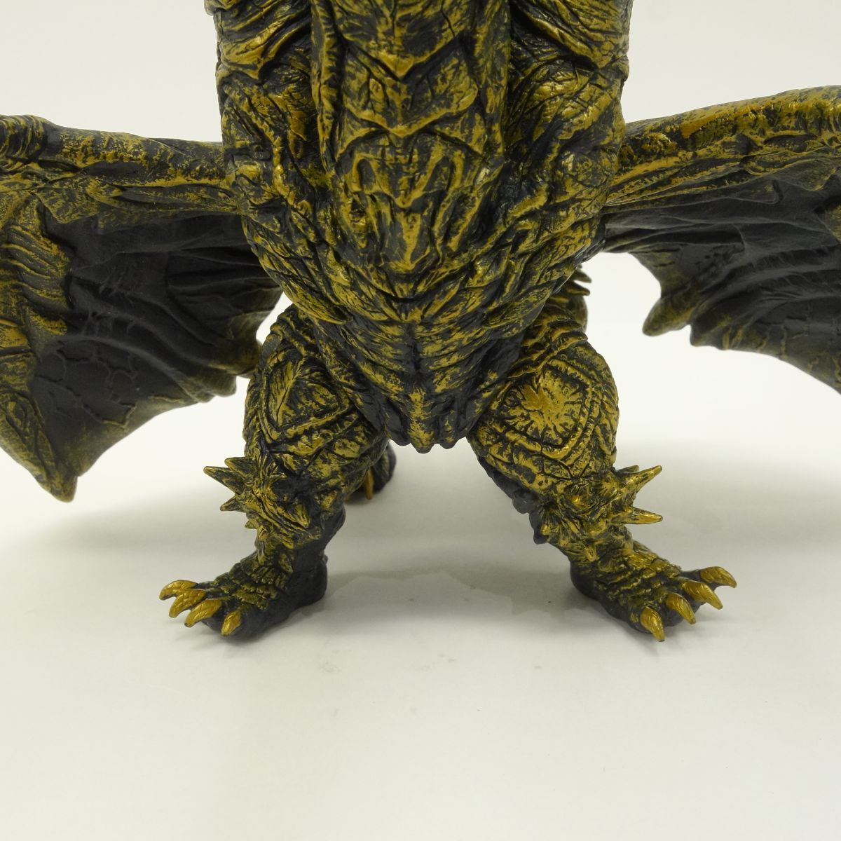 ムービーモンスターシリーズ　モンスターエックスとカイザーギドラのフィギュア2体 Amazon.co.jp: ムービーモンスターシリーズ カイザーギドラ