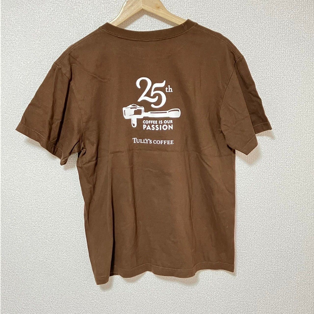 w^)b TULLY'S COFFEE タリーズコーヒー 25th 25周年 記念 Tシャツ 希少◎ レア 企業物 カフェ ブラウン モカ色 シンプル  スタッフ 店員 おしゃれ おいしい UnitedAthle メンズM - メルカリ