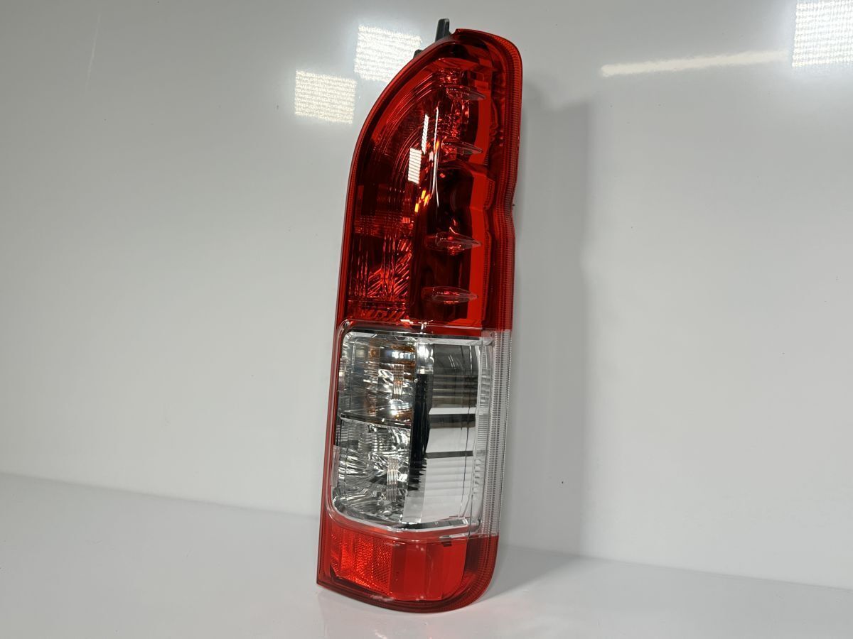 新車外し 200系 ハイエース 6型 5型 4型 GDH201V KDH201V TRH200V 後期 純正 右テールランプ Assy 81551-26442 26-140 管理28963