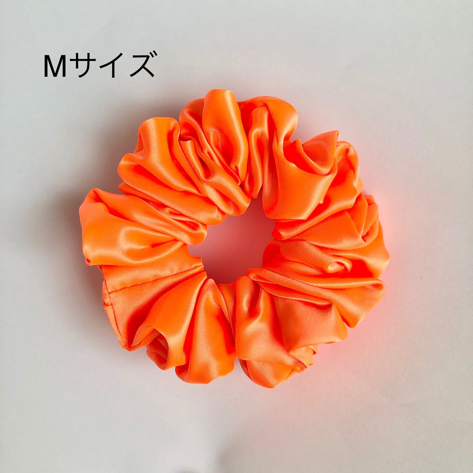 Mサイズ＊オレンジ】シュシュ ハンドメイド scrunchie サテン - メルカリ