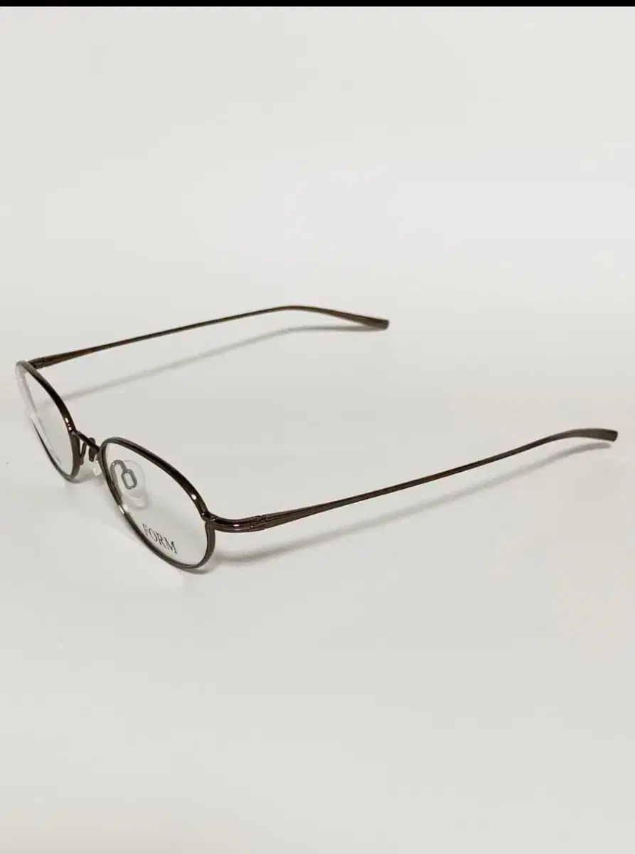 情報が満載。 デッドストック FORM チタン楕円型 ブラウン スポーツブラ メガネ