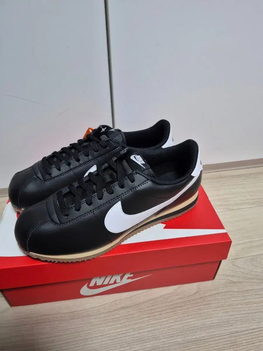 NIKE