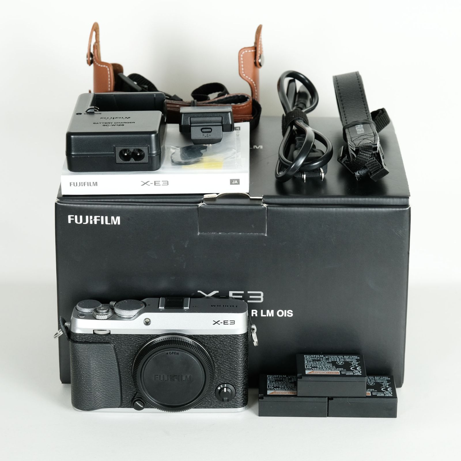 Fujifilm X-E3 本体 バッテリー付 良品｜シャッター数2,942回｜純正バッテリー3個、純正レザーケース付