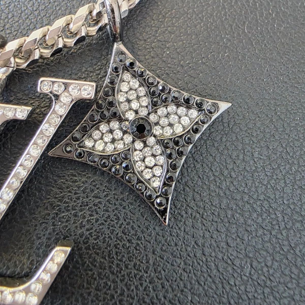 ルイヴィトンペンダント・LVインスティンクトM00522 ネックレス ペンダント・LV インスティンクト S00｜ルイ・ヴィトン 公式