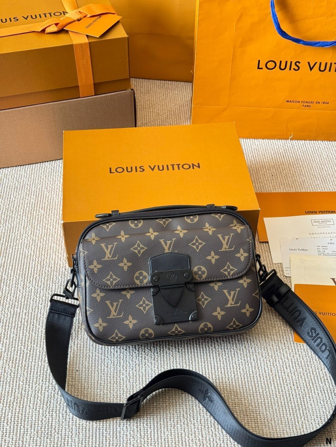 今日特価】Louis Vuitton S Lock Sling Bag ルイヴィトン S
