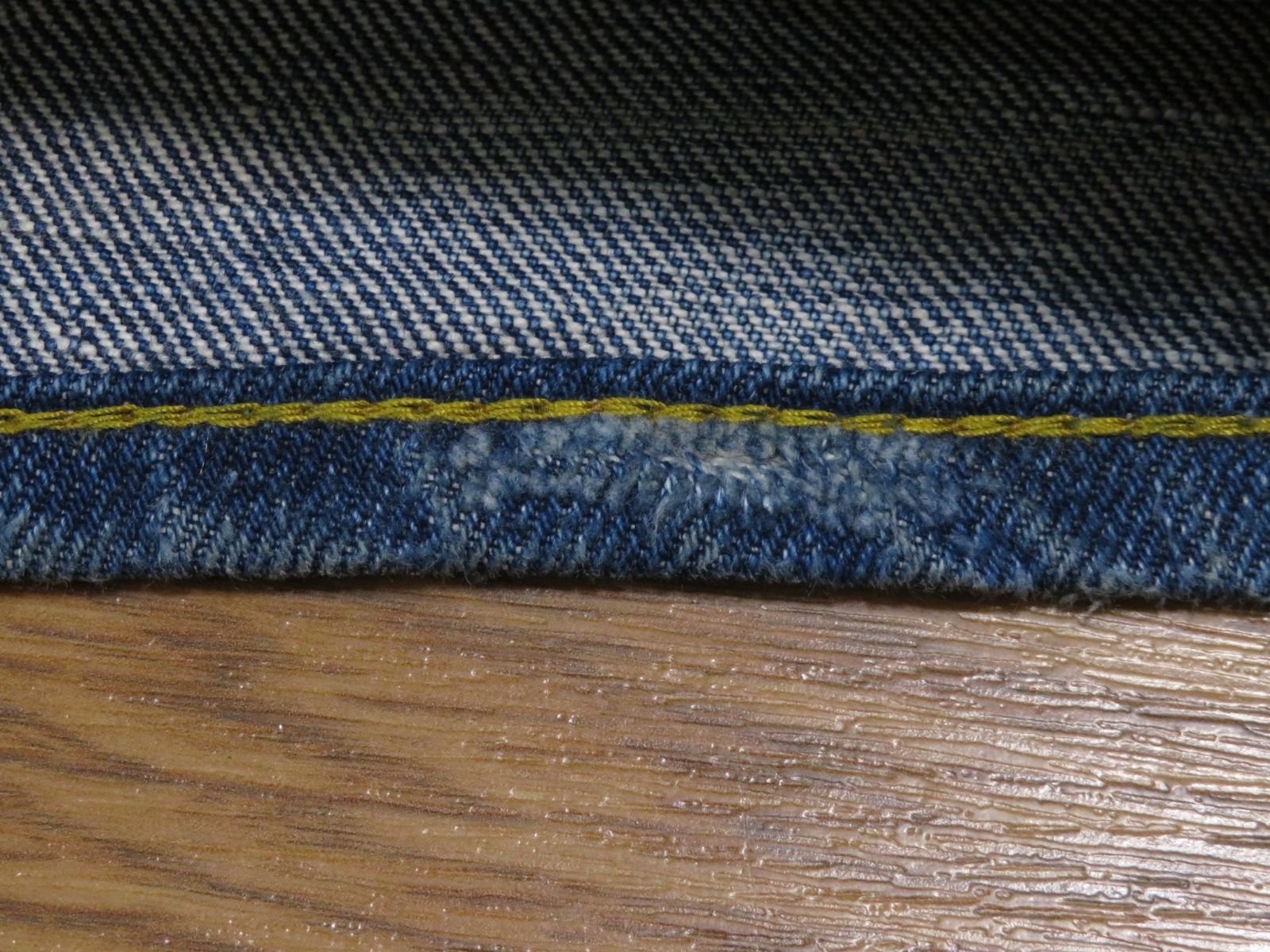 A デニムパンツ