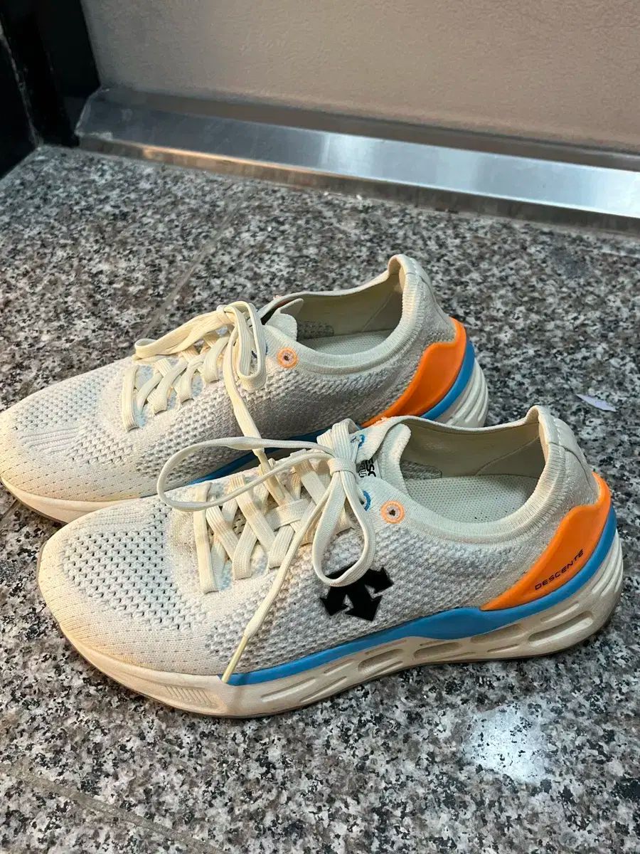DESCENTE デサント ランニングシューズ 230