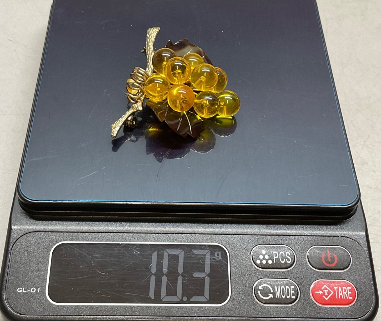 【再値引き】べっ甲　ツバメブローチ SN288 べっ甲 琥珀 ぶどう房 イエロー ブローチ 珠径 9.6mm 重さ