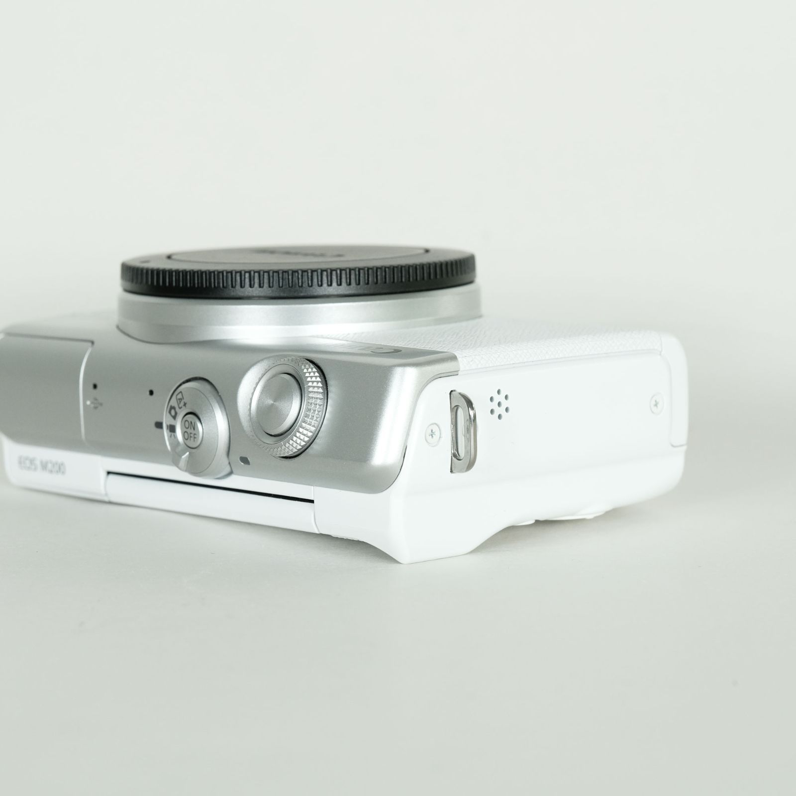 美品] Canon EOS M200 ボディ ホワイト / キヤノンEF-Mマウント EOS